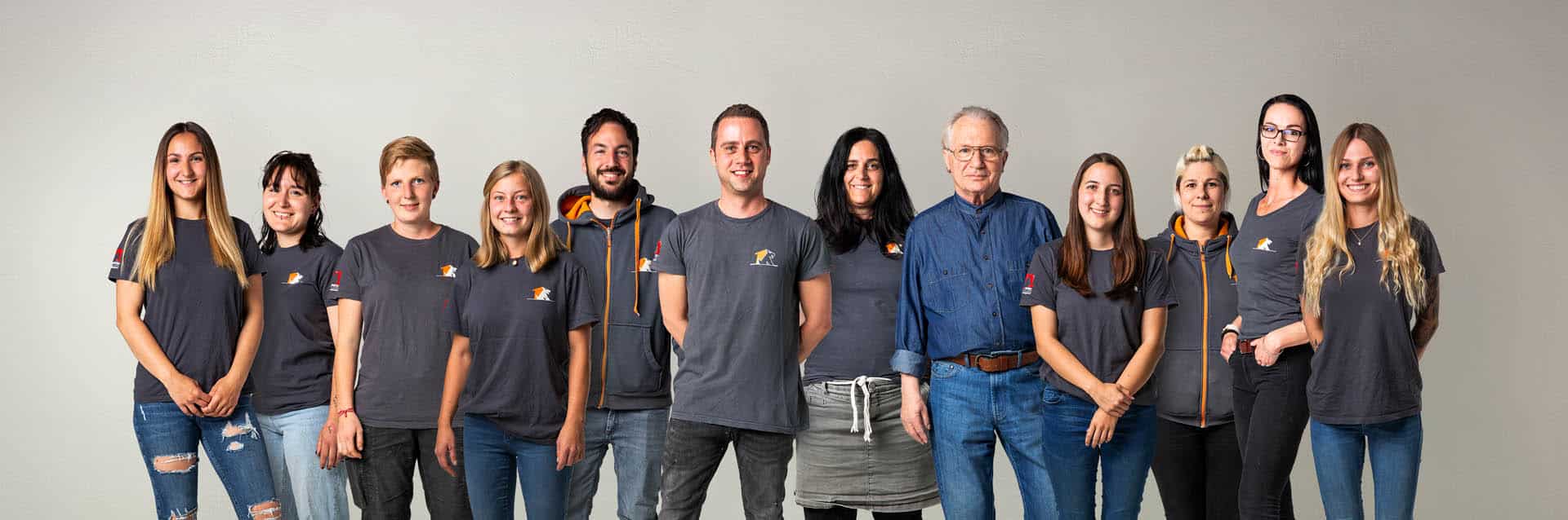 Tierheim_Gruppenbild_finaler_Ausschnitt_web Unser Team - Vorarlberger Tierschutzheim